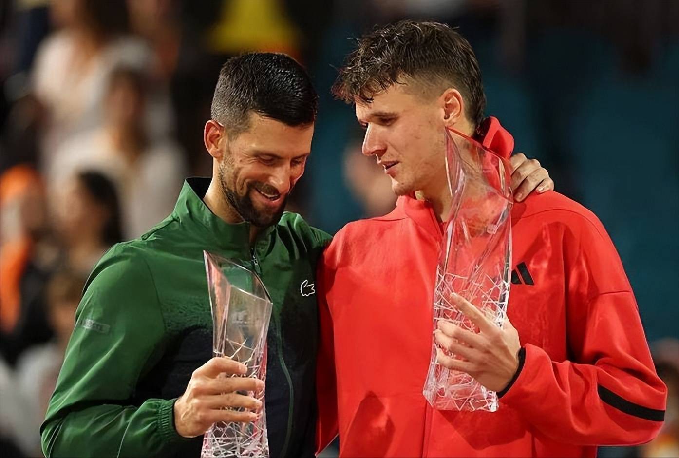 德约科维奇重返赛场,爆冷首场状态出色,尤文图斯观众沸腾!的简单介绍