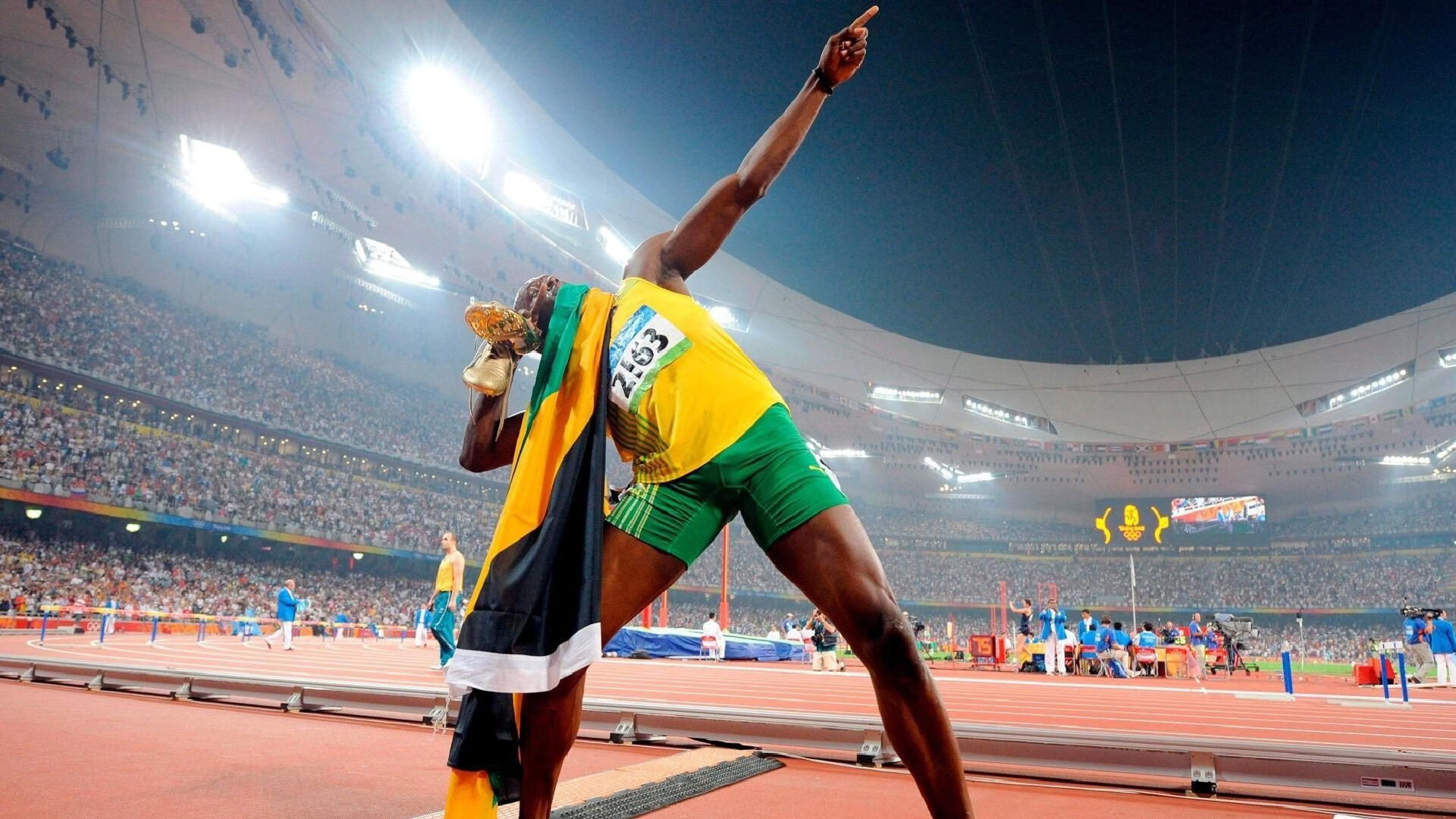 德约科维奇重返赛场,最后时刻胜出首场状态出色,美国队观众沸腾!赢得满堂喝彩